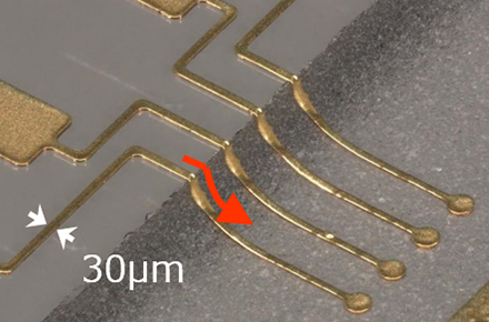 High-precision wiring plating on a substrate following height variations, with 30 μm width wires.