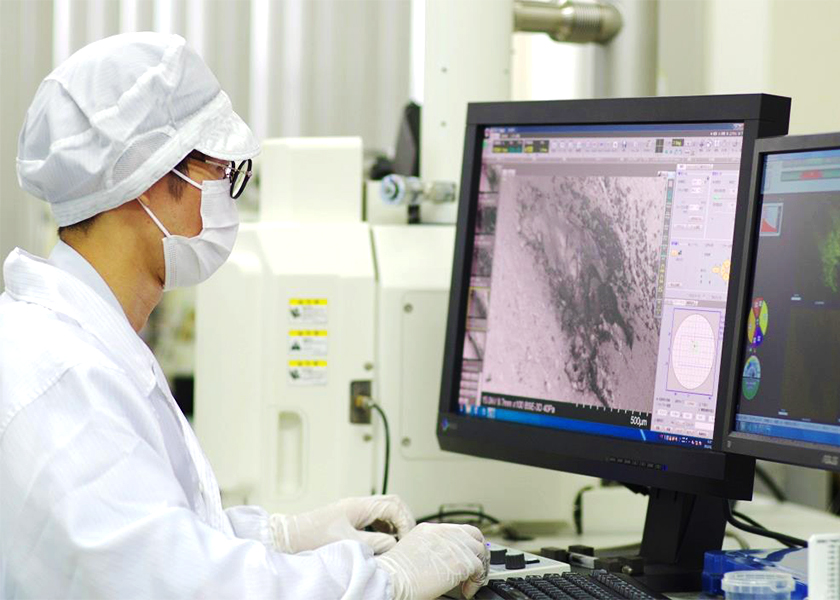 Kiyokawa professionals working on precision plating technology.