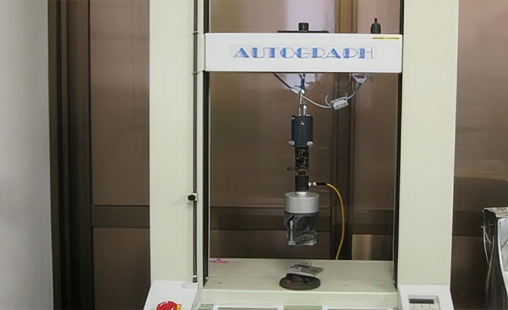Test Device: Tensile testing machine